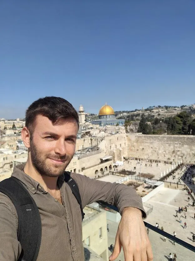 יאיר ברוך מעל רחבת הכותל המערבי בירושלים