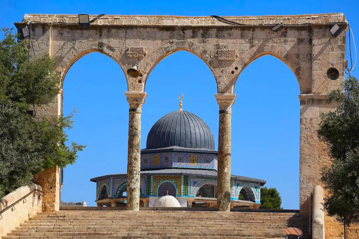 כיפת הסלע נשקפת מבעד לקשתות האבן בהר הבית